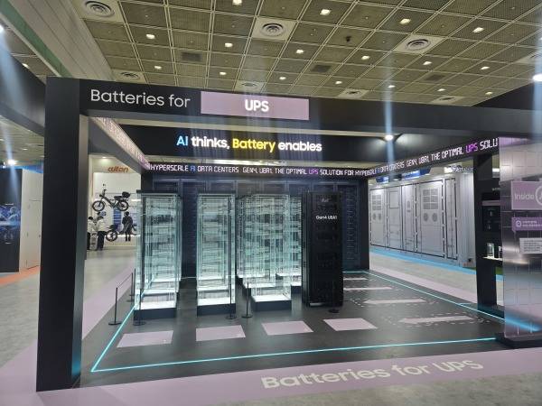 삼성SDI 부스 전면에 배치된 무정전전원장치(UPS) 및 BBU용 배터리 솔루션./사진=미디어펜 김동하 기자