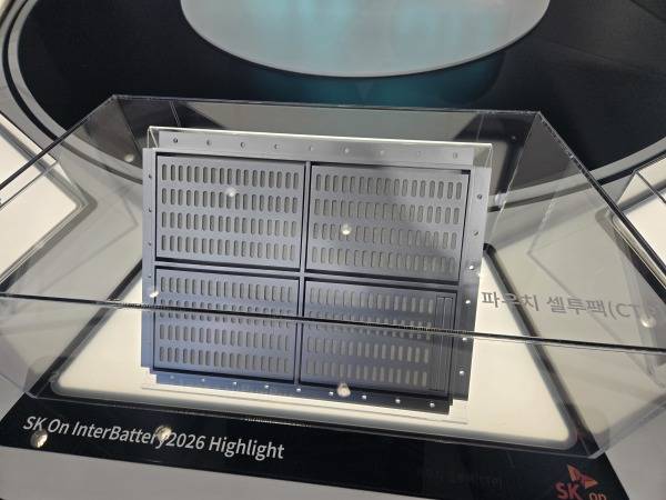 SK온 부스에 전시된 파우치 셀투팩(CTP) 혁신 패키지 솔루션./사진=미디어펜 김동하 기자