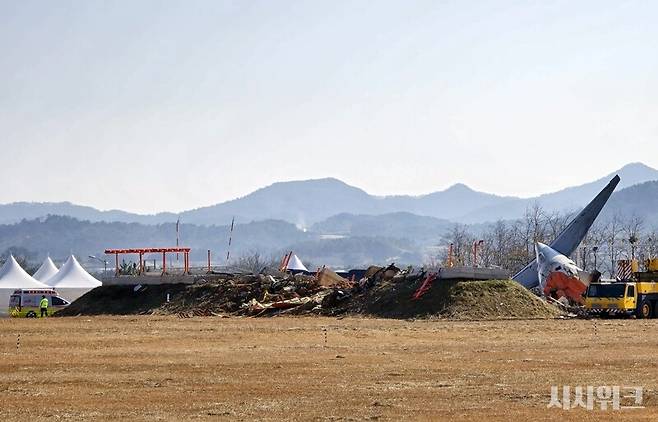 지난 2024년 12월 29일 발생한 무안국제공항 여객기 참사의 피해를 키운 철근콘크리트 둔덕에 대해 국토부가 공항 건설 당시부터 인지했던 것으로 감사원 감사에서 드러났다. 또한 이후 매년 진행된 공항 점검에서도 국토부는 무안공항 철근콘크리트 둔덕의 문제를 지적하지 않고 '취약성 기준을 만족하는 것'으로 매년 검사를 마쳤다.&nbsp;사진은 무안국제공항에 설치된 철근콘크리트 둔덕과 여객기 참사 잔해. / 시사위크