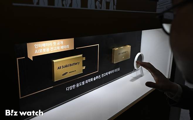 삼성SDI가 11일 서울 삼성동 코엑스에서 열린 국내 최대 배터리 전시회 '인터배터리 2026'에 참가해 전고체 배터리 기술을 선보이고 있다./사진=이명근 기자 qwe123@