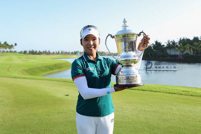 이미향이 블루베이 LPGA에서 우승한 뒤 트로피를 들어 올리고 있다. (사진=LPGA/Getty Images)