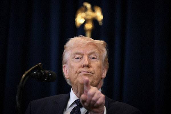 도널드 트럼프 미국 대통령이 9일(현지시간) 미국 플로리다주 도럴의 트럼프 내셔널 도럴 마이애미에서 열린 기자회견에서 취재진 질문에 답하고 있다. (사진=AFP)