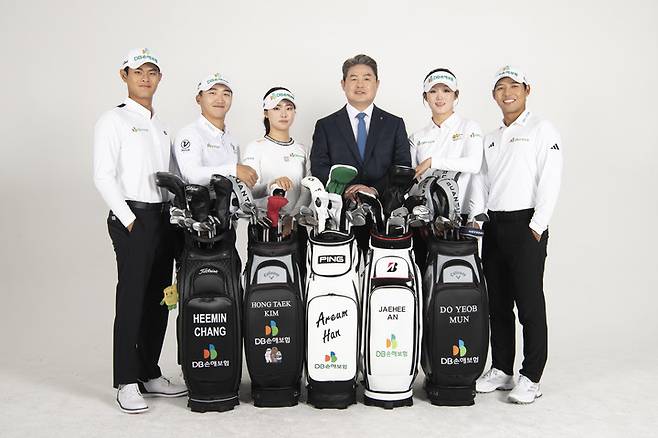 DB손해보험 골프단 (왼쪽부터) 장희민,&nbsp;김홍택,&nbsp;한아름,&nbsp;정종표 DB손해보험 대표,&nbsp;안재희,&nbsp;문도엽이 시즌을 앞두고 기념 촬영을 했다.