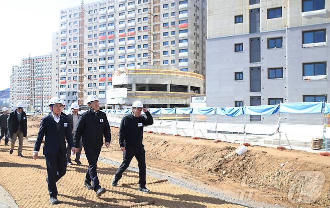 김이탁 국토교통부 1차관이 3일 오후 인천계양 및 부천대장 공공주택지구를 방문해 3기 신도시 첫 입주 준비, 해빙기 안전관리, 사업 속도 제고방안 등을 종합 점검 하고 있다. (국토교통부 제공. 재판매 및 DB 금지/자료사진) 2026.3.3 ⓒ 뉴스1
