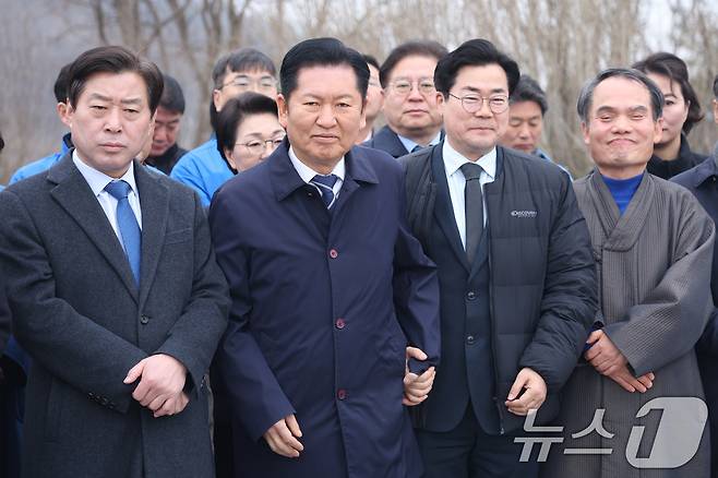 정청래 더불어민주당 대표와 인천시장 후보로 공천된 박찬대 의원이 11일 인천 강화군 강화평화전망대 망배단을 시찰하며 인사하고 있다. 2026.3.11 ⓒ 뉴스1 신웅수 기자