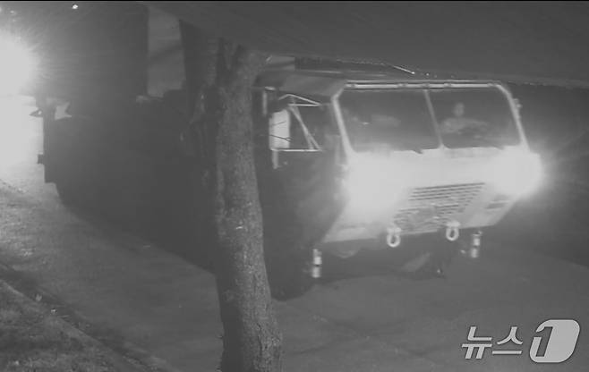 지난 3일 경북 성주기지에 배치된 고고도미사일방어체계 사드(THAAD) 발사대 6대 등 호송 대열이 지난 3일 오전 0시 30분쯤 기지를 빠져나오는 모습. 2026.3.11./ⓒ 뉴스1(독자 제공)