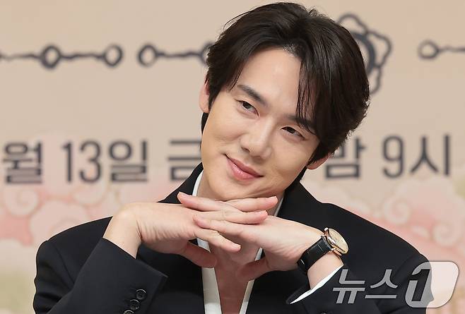 배우 유연석이 11일 서울 양천구 목동 SBS에서 열린 새 금토드라마 '신이랑 법률사무소'(극본 김가영, 강철규/ 연출 신중훈) 제작발표회에 참석해 포즈를 취하고 있다. '신이랑 법률사무소'는 망자의 한을 통쾌하게 풀어주는 '신들린 변호사' 신이랑(유연석 분)과 승소에 모든 것을 건 '냉혈 엘리트 변호사' 한나현(이솜 분)의 기묘하고도 따뜻한 한풀이 어드벤처를 그린 드라마다. 2026.3.11 ⓒ 뉴스1 권현진 기자