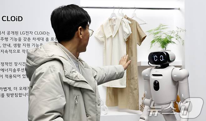 11일 서울 코엑스에서 열린 인터배터리 2026에서 LG에너지솔루션 부스를 둘러보고 있다. 올해로 14회를 맞이하는 국내 최대 규모 배터리 전시회 인터배터리 2026은 오는 13일까지 3일간 개최된다. 2026.3.11 ⓒ 뉴스1 최지환 기자