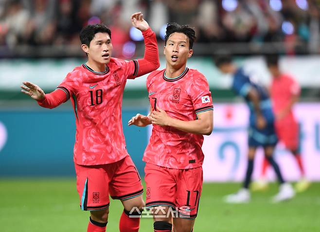 엄지성이 지난해 10월14일 서울월드컵경기장에서 열린 남자 축구 국가대표 평가전 파라과이와 경기에서 골을 넣은 후 환호하고 있다.  최승섭기자 thunder@sportsseoul.com