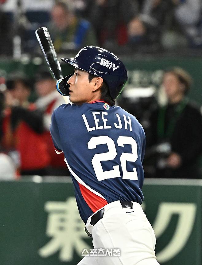 대한민국 야구대표팀의 이정후가 7일 일본 도쿄 도쿄돔에서 열린 2026 WBC 조별리그 일본과의 경기 8회초 무사 2루타를 치고 있다. 도쿄(일본) | 박진업 기자 upandup@sportsseoul.com