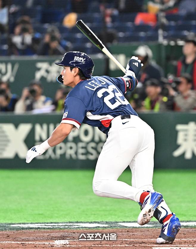 대한민국 야구대표팀의 이정후가 9일 일본 도쿄 도쿄돔에서 열린 2026 월드 베이스볼 클래식(WBC) 조별리그 호주와 경기 3회초 무사 2루 상황에서 1타점 2루타를 치고 있다. 도쿄(일본) | 박진업 기자 upandup@sportsseoul.com