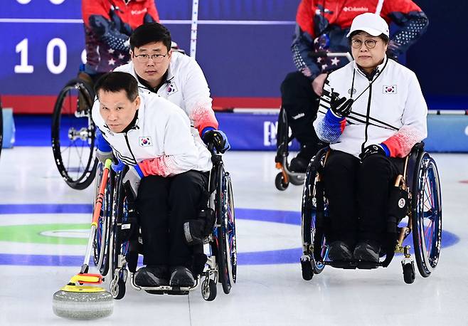 휠체어컬링 혼성팀이 11일(현지시간) 이탈리아 코르티나 컬링 올림픽 스타디움에서 열린 2026 밀라노·코르티나 동계패럴림픽 휠체어컬링 혼성팀 예선 7차전 미국과 경기에서 2-9로 패했다. 사진 | 대한장애인체육회