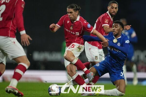 렉섬의 조지 돕슨(왼쪽)과 첼시의 조시 아체암퐁이 공을 차지하기 위해 싸우고 있다. /사진=뉴시스(AP)