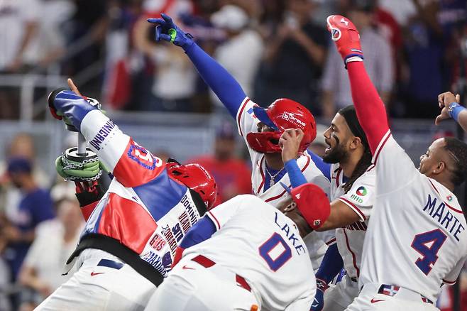 MIAMI, FLORIDA - MARCH 08: Vladimir Guerrero Jr. #27 of the Dominican Republic reacts after hitting a two run home run during the third inning against the Kingdom of the Netherlands at loanDepot park on March 08, 2026 in Miami, Florida.   Carmen Mandato/Getty Images/AFP (Photo by Carmen Mandato / GETTY IMAGES NORTH AMERICA / Getty Images via AFP)







<저작권자(c) 연합뉴스, 무단 전재-재배포, AI 학습 및 활용 금지>