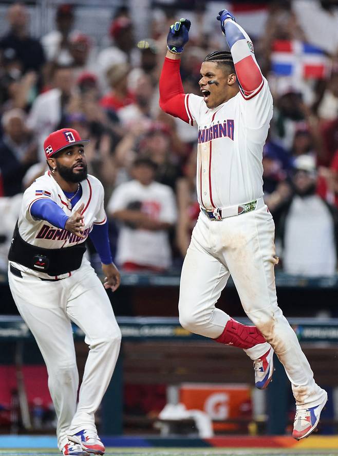 MIAMI, FLORIDA - MARCH 08: Juan Soto #22 of the Dominican Republic reacts after hitting a two run home run to end the game against the Kingdom of the Netherlands at loanDepot park on March 08, 2026 in Miami, Florida.   Carmen Mandato/Getty Images/AFP (Photo by Carmen Mandato / GETTY IMAGES NORTH AMERICA / Getty Images via AFP)







<저작권자(c) 연합뉴스, 무단 전재-재배포, AI 학습 및 활용 금지>