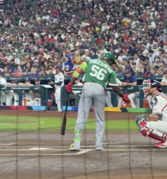 지난 10일(한국시각) 론디포파크에서 열린 멕시코와 미국의 B조 경기에서 1회초 멕시코 랜디 아로자레나가 타석에 들어서면서 미국 포수 칼 롤리에 악수를 건네고 있다. 사진=Jomboy Media X 계정 캡처