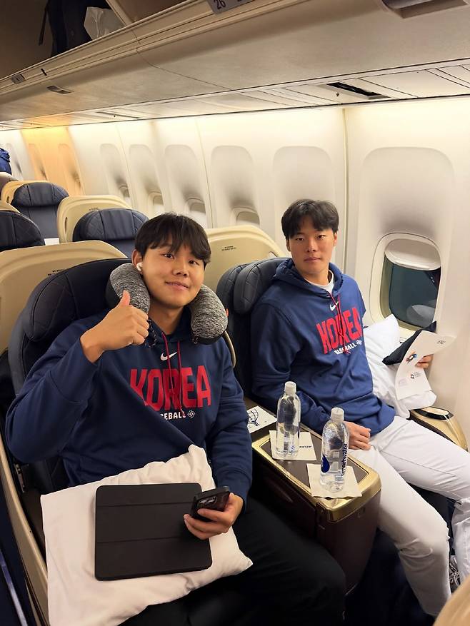 전세기에 탑승한 소형준(왼쪽)과 김영규. 사진제공=KBO SNS