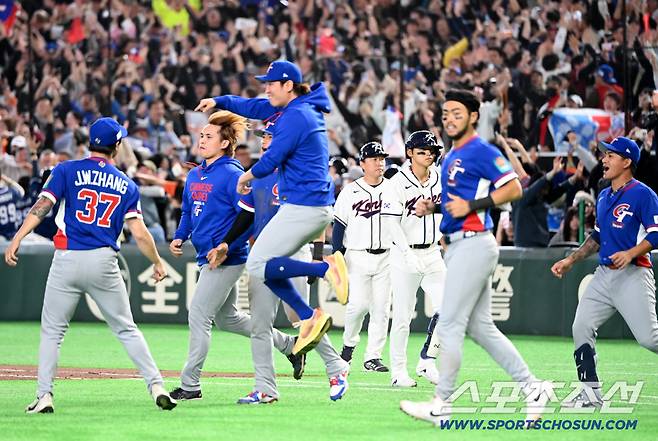 8일 일본 도쿄돔에서 열린 WBC(월드베이스볼클래식) 한국과 대만의 경기, 한국이 연장 접전 끝 5대4로 패했다. 김도영이 마지막 아웃카운트를 당하며 아쉬움의 발걸음을 옮기고 있다. 도쿄(일본)=허상욱 기자wook@sportschosun.com/2026.03.08/