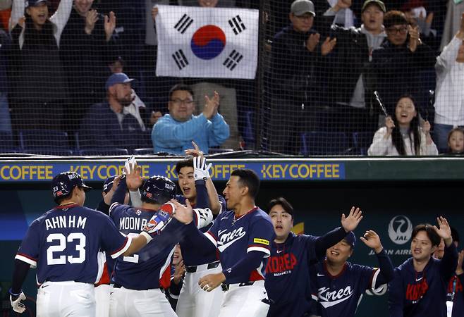 epa12806020 South Korea?s Moon Bo Gyeong (C) celebrates with teamates after hitting a two-run homer during the second inning of the World Baseball Classic (WBC) Pool C game between Australia and South Korea at the Tokyo Dome in Tokyo, Japan, 09 March 2026.  EPA/FRANCK ROBICHON







<저작권자(c) 연합뉴스, 무단 전재-재배포, AI 학습 및 활용 금지>