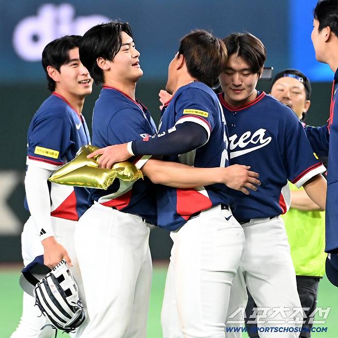9일 일본 도쿄돔에서 열린 WBC(월드베이스볼클래식) 한국과 호주의 경기, 한국이 승리하며 8강행을 확정했다. 조병현과 안현민이 기뻐하고 있다. 도쿄(일본)=허상욱 기자wook@sportschosun.com/2026.03.09/
