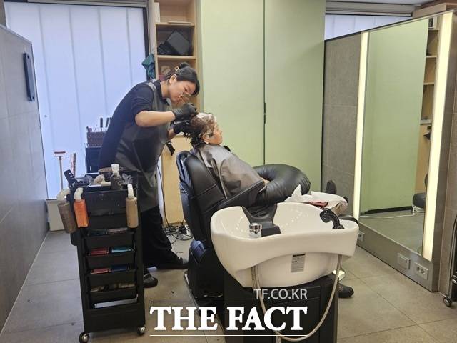 노원구청이 조성한 장애인 친화 미용실 '헤어카페 더 휴(休)'가 장애인 편의성을 높인 시설과 장비 등으로 장애인들 사이에서 인기다. 사진은 '헤어카페 더 휴(休)' 공릉점에서 장애인 이용자가 미용사에게 미용 서비스를 받고 있는 모습. /김명주 기자