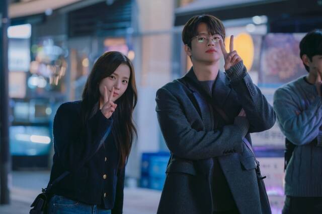 지수(왼쪽)와 서인국의 '월간남친'이 공개 3일 만에 글로벌 TOP 10 비영어 쇼 부문 4위에 올랐다. /넷플릭스