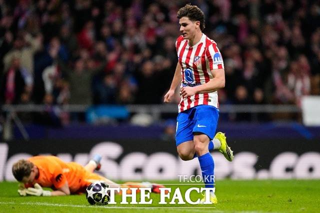 토트넘의 골키퍼 안토닌 킨스키(왼쪽)가 11일 아틀레티코 마드리드와 UCL 16강 1차전에서 줄리안 알바레스에게 세 번째 골을 허용하고 있다./마드리드=AP.뉴시스