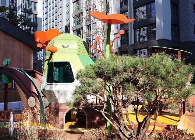 롯데건설이 '아시아 디자인 프라이즈 2026'에서 출품한 작품 2점이 본상을 수상했다. 사진은 수상작인 'VL르웨스트'의 선큰 정원 '르웨스트 ROCK(樂) 가든'이다. /롯데건설