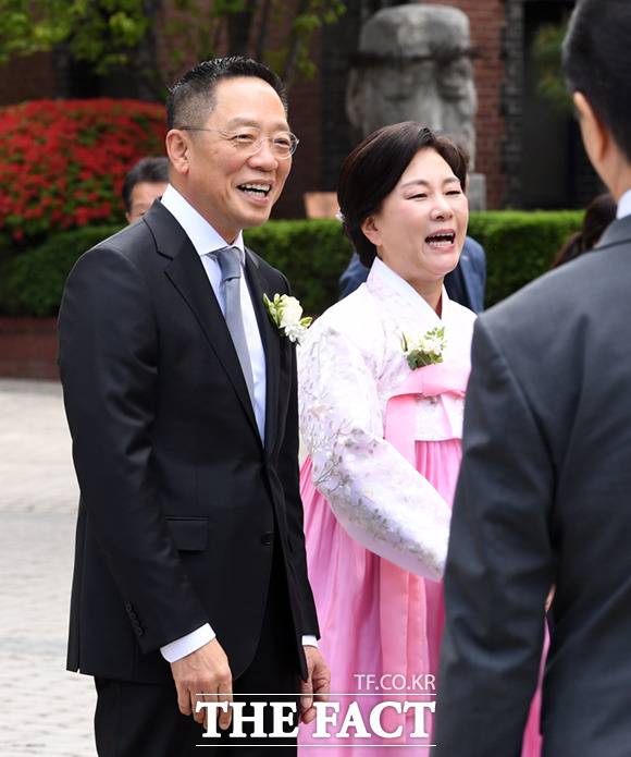 정태영 현대카드 부회장과 정명이 현대커머셜 사장이 하객들을 맞이하고 있다.