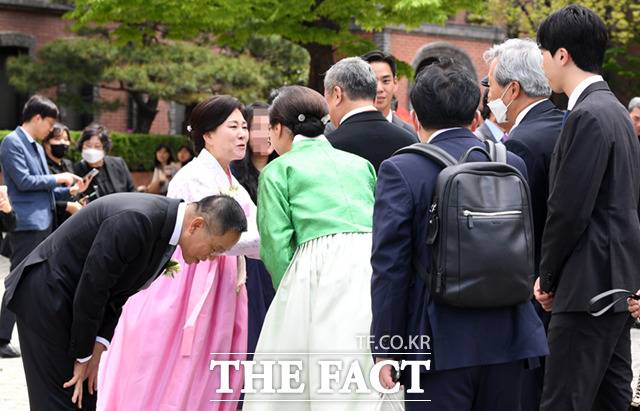 정 부회장이 정몽준 아산재단 이사장 가족과 인사하고 있다.