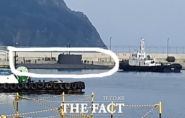 해군 제1함대사령부 소속으로 추정되는 잠수함이 울릉항 내 해군 전용 부두에 입항해 있다. /독자 제공