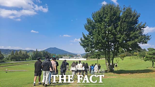 익산시 '백제왕궁 둘레길'을 관람하는 지역 주민들. /익산시