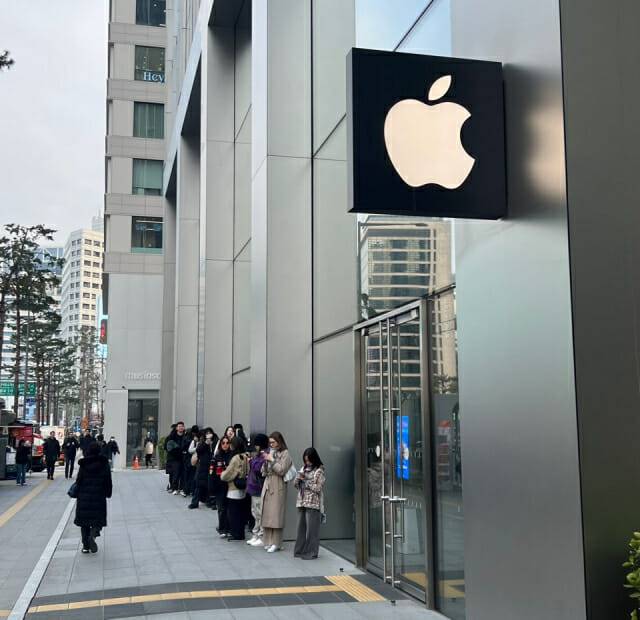 11일 서울 중구 애플스토어 명동 매장 앞에서 방문객들이 신제품 출시를 맞아 줄을 서 있다. (사진=지디넷코리아)