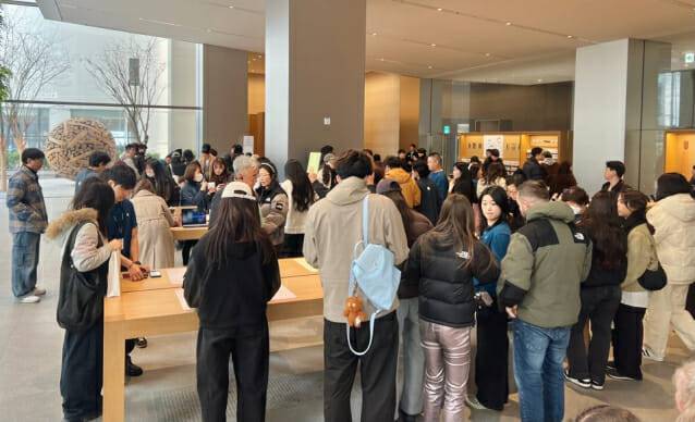 11일 서울 중구 애플스토어 명동 매장에서 방문객들이 애플 신제품을 살펴보고 있다. (사진=지디넷코리아)