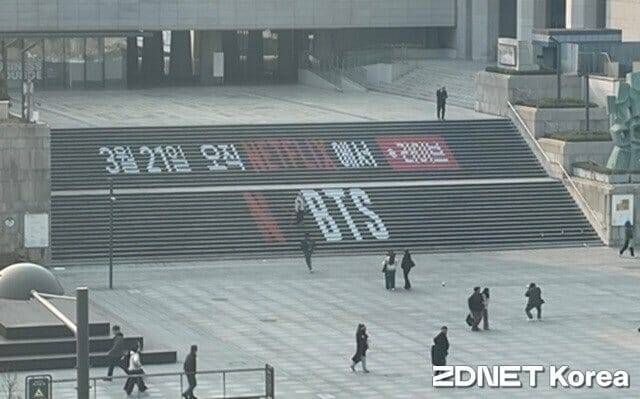 11일 서울 종로구 광화문역 인근에 넷플릭스 BTS 공연 생중계 홍보물이 설치됐다. (사진=지디넷코리아)