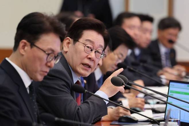 이재명 대통령이 5일 청와대에서 열린 국무회의에서 발언하고 있다. 이 대통령은 이날 법왜곡죄 등 '사법개혁 3법'을 의결했다. 연합뉴스