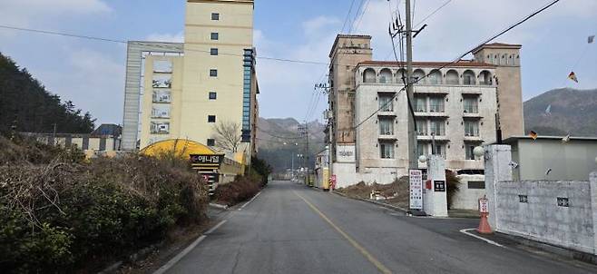 10일 오전 전남 화순 도곡온천관광지에 공터 옆으로 무인텔이 들어서있다. 민찬기 기자