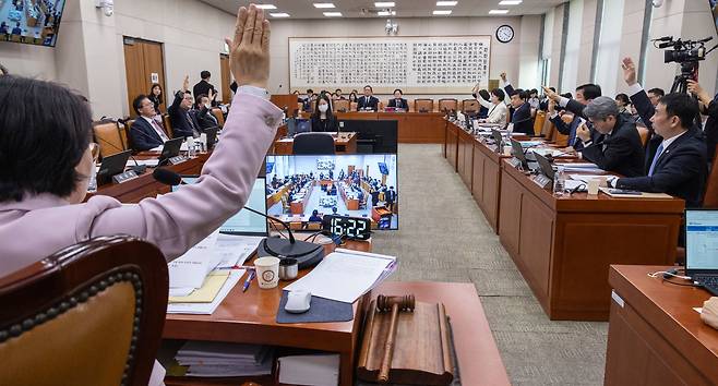 11일 국회 법제사법위원회 전체회의에서 여야 의원들이 대미투자특별법을 표결하고 있다.  /연합뉴스