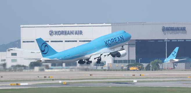 대한항공 B747-8i 인천국제공항에서 이륙하고 있다. /뉴스1