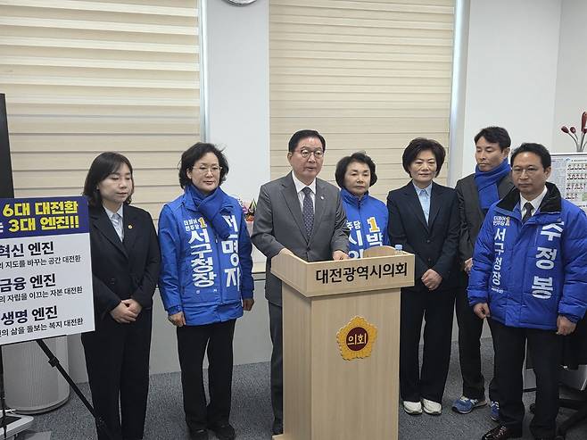 11일 더불어민주당 장종태 의원(왼쪽 세 번째)이 대전시의회에서 기자회견을 열고 6대 대전환 청사진을 공개하고 있다. 이준섭 기자