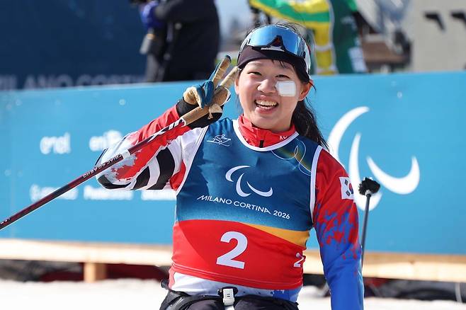 ‘스마일리’ 김윤지가 10일 열린 2026 밀라노-코르티나담페초 겨울패럴림픽 크로스컨트리스키 여자 개인 좌식 스프린트 결선에서 은메달을 따낸 뒤 브이(V) 세리머니를 하고 있다. 대한장애인체육회 제공