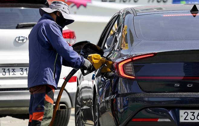 미국과 이스라엘의 이란 공습에 따른 중동 정세 불안 여파로 국내 주유소 기름값이 가파르게 상승한 8일 대구 시내 한 주유소에서 직원이 주유하고 있다. 2026.03.08. 뉴시스