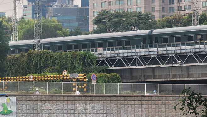 2일 오후 중국 베이징역 인근 철로에 김정은 북한 국무위원장이 탑승한 것으로 보이는 열차가 베이징역에 들어서고 있다. 2025.09.02  뉴시스