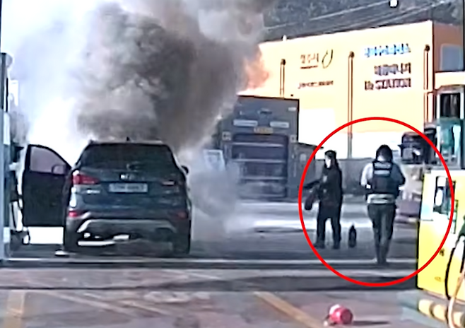 충북의 한 복합 충전소에서 주유 중이던 차량에 불이 났으나, 인근을 순찰하던 경찰이 20초 만에 도착해 초기 진압에 성공했다. 사진=경찰청 공식 유튜브 채널 캡쳐