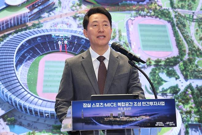 오세훈 서울시장이 11일 오전 시청에서 잠실 스포츠·MICE 복합공간 조성 사업 최종 협상안을 소개하고 있다. 2026.3.11 뉴스1