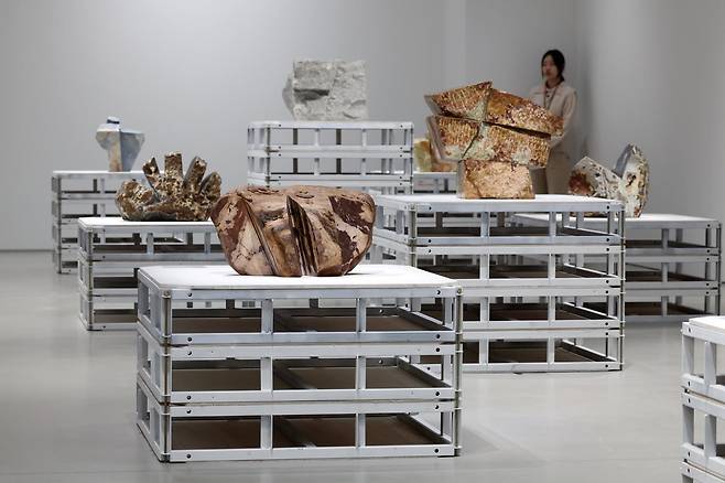 호암미술관은 한국 여성 조각 1세대를 대표하는 김윤신의 70여 년에 걸친 삶과 예술세계를 조명하는 첫 대규모 회고전 ‘김윤신: 합이합일 분이분일’ 기자간담회를 11일 경기 용인시 호암미술관에서 갖고 작가의 주요 작품을 선보이고 있다. 뉴시스