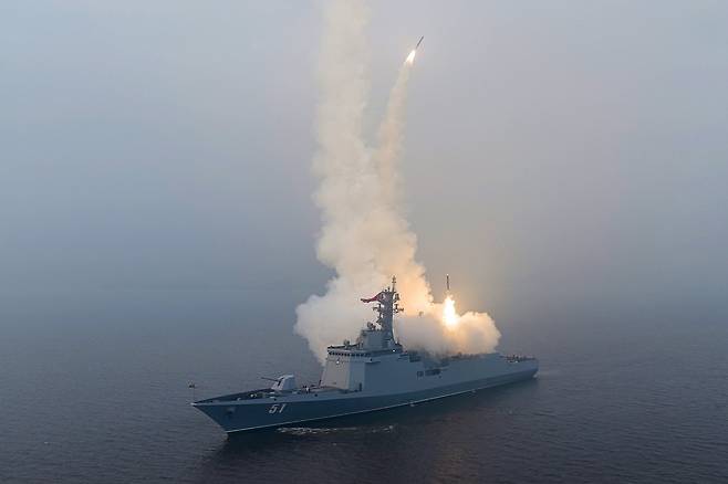 북한 노동당 기관지 노동신문은 5일 “김정은 동지께서는 3월4일 함에서 실시된 해상대지상 전략순항미사일 시험발사를 참관했다＂고 보도했다. 평양 노동신문=뉴스1