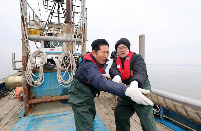 더불어민주당 정청래 대표와 박찬대 의원(인천시장 후보)이 11일 오후 인천 강화군 서검도 앞바다 조업한계선 근처 괴리어장에서 새우잡이 조업 현장 체험을 하고 있다. 공동취재