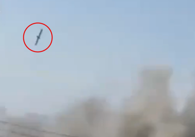지난달 28일(현지 시간) 이란 남부 호르모즈간주 미나브의 샤자라 타이바 여자초등학교 인근에 미국의 토마호크 장거리 순항미사일로 추정되는 물체가 떨어지는 모습. 이란 메르통신 엑스(X·옛 트위터) 갈무리