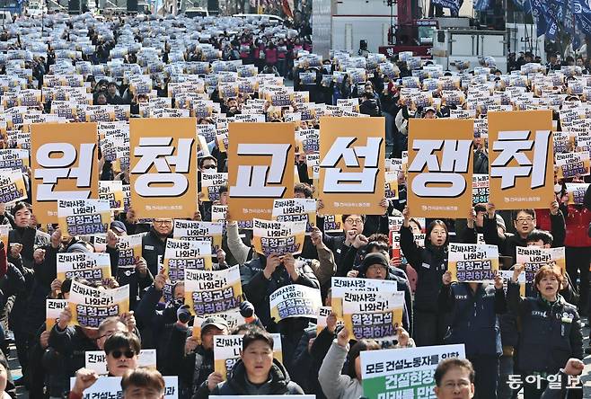 노란봉투법 시행 첫 날인 10일 오후 민주노총이 서울 종로구 세종로에서 진행한 투쟁 선포대회에서 조합원들이 손팻말을 들고 구호를 외치고 있다. 양회성 기자 yohan@donga.com